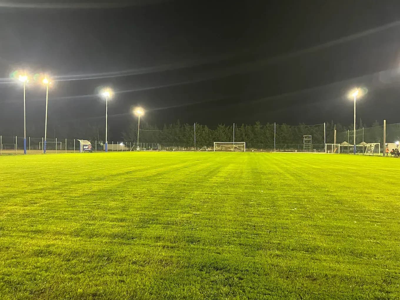 Campo da calcio illuminato di notte
