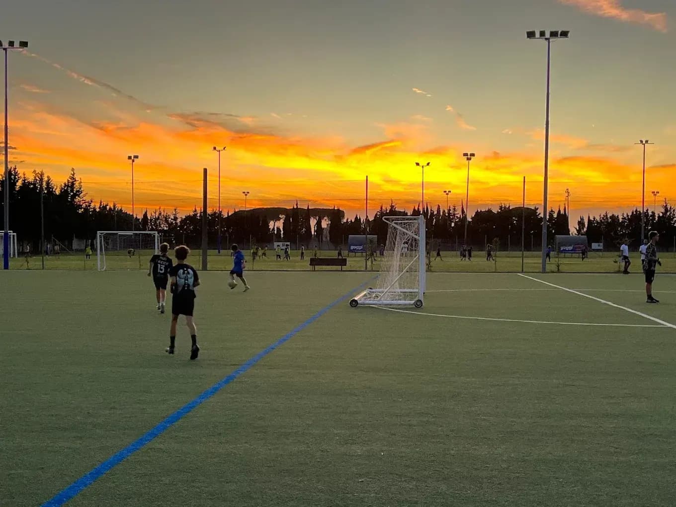 Partita al tramonto sui campi Champions Park