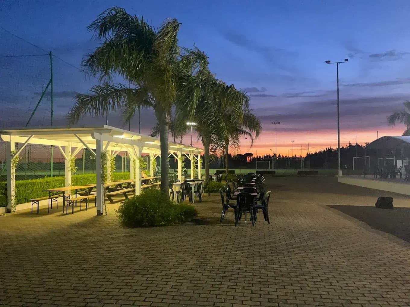 Pergolato esterno al tramonto