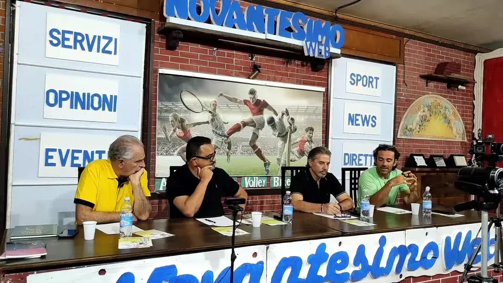 Quattro ospiti seduti al tavolo negli studi di Novantesimo Web durante la diretta con Salento Futuro ASD